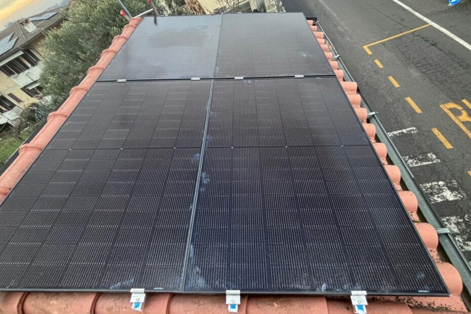 Impianto fotovoltaico Impianto fotovoltaico Afore da 4.35 kWp con accumulo 5 kW e ACS in pompa di calore OUTES 200 lt.a Besana in Brianza (MB) 2 FOTO1 6