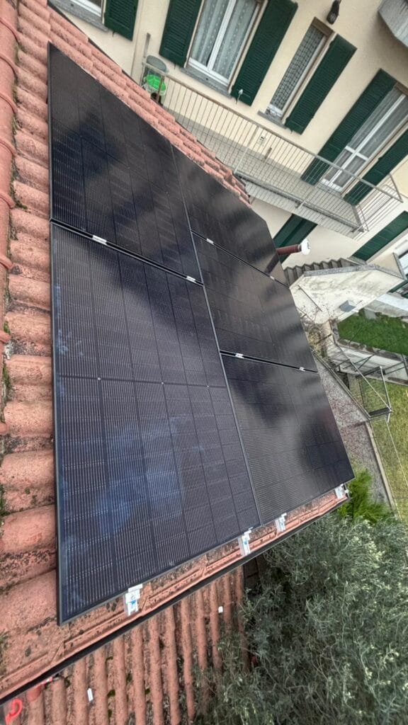 Impianto fotovoltaico Impianto fotovoltaico Afore da 4.35 kWp con accumulo 5 kW e ACS in pompa di calore OUTES 200 lt.a Besana in Brianza (MB) 2 FOTO2 11