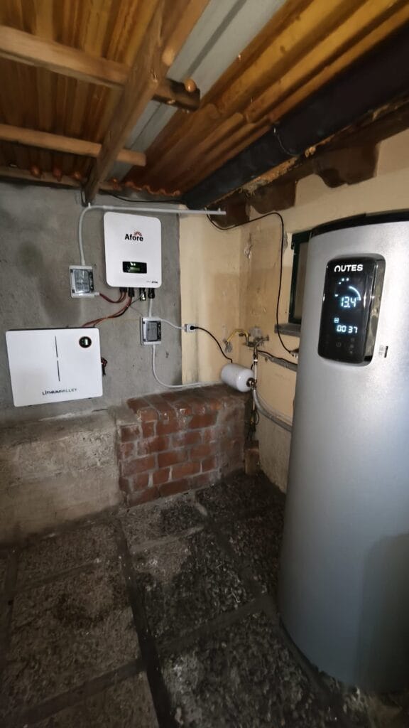 Impianto fotovoltaico Impianto fotovoltaico Afore da 4.35 kWp con accumulo 5 kW e ACS in pompa di calore OUTES 200 lt.a Besana in Brianza (MB) 4 FOTO3 13