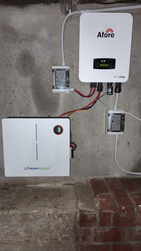 Impianto fotovoltaico Impianto fotovoltaico Afore da 4.35 kWp con accumulo 5 kW e ACS in pompa di calore OUTES 200 lt.a Besana in Brianza (MB) 3 FOTO4 2